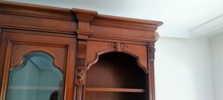 Mueble clásico madera nogal con vitrinas
