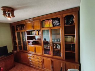 Mueble de madera maciza con vitrina