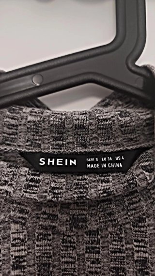 Vestido SHEIN gris.