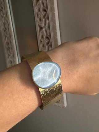 Pulsera brazalete con piedra acrílica celeste