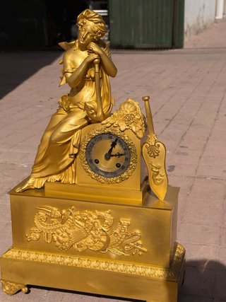 Reloj de sobremesa dorado con figura