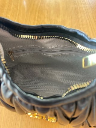 Bolso Miu Miu negro con detalles dorados