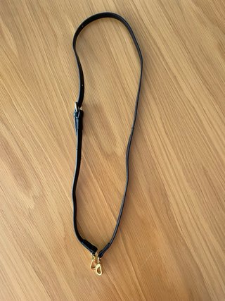 Bolso Miu Miu negro con detalles dorados