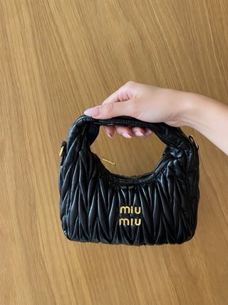 Bolso Miu Miu negro con detalles dorados