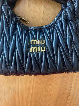 Bolso Miu Miu negro con detalles dorados