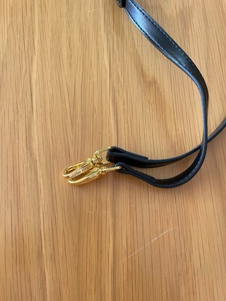 Bolso Miu Miu negro con detalles dorados