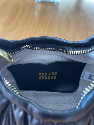 Bolso Miu Miu negro con detalles dorados