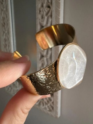 Pulsera Brazalete Dorado con Piedra Blanca