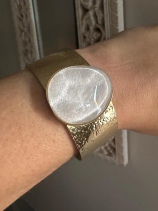 Pulsera Brazalete Dorado con Piedra Blanca