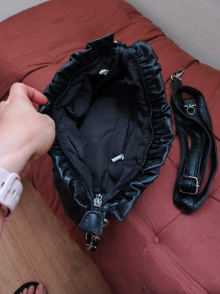 Bolso negro con cadena