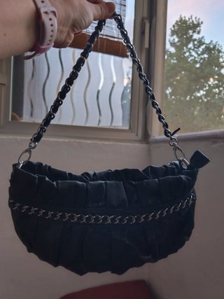 Bolso negro con cadena
