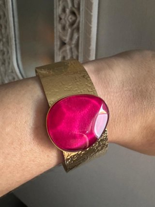 Pulsera Brazalete Dorado con Piedra Rosa