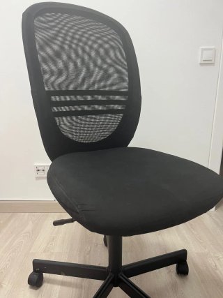 Silla de oficina giratoria negra