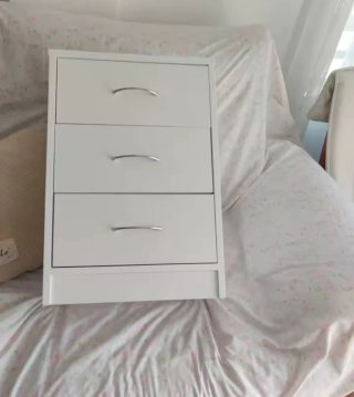 Mesita de noche blanca