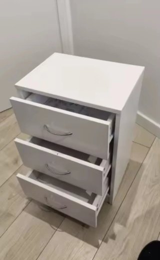 Mesita de noche blanca