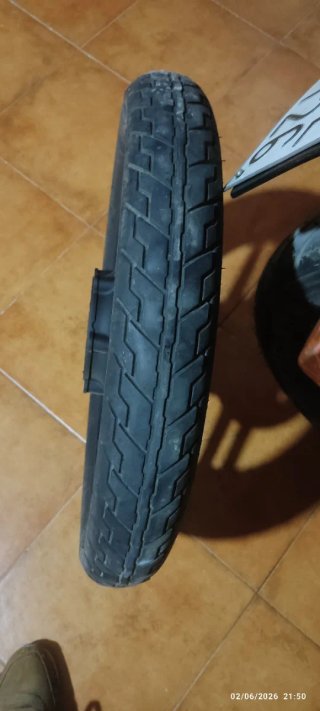 Llanta Yamaha XS 400 con cubierta