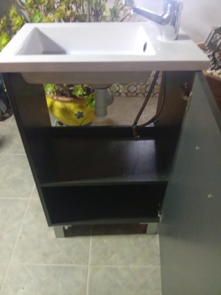 Mueble de baño con lavabo y grifo