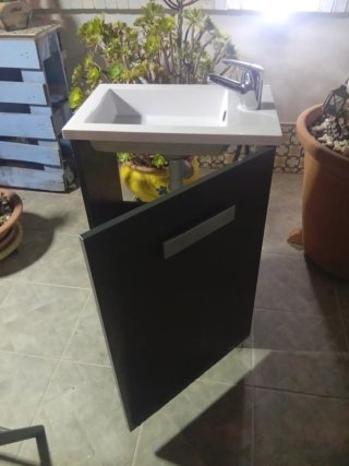 Mueble de baño con lavabo y grifo