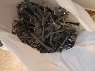 80 perchas de plástico negras