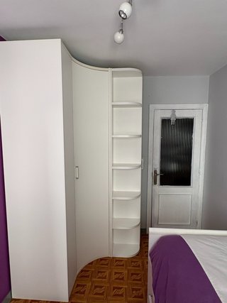 Dormitorio juvenil morado y blanco