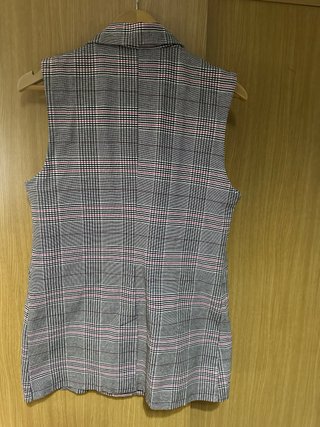 Chaleco de cuadros gris y rosa