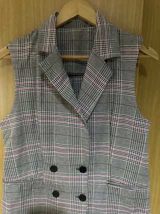 Chaleco de cuadros gris y rosa
