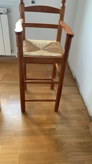 Trona de madera con asiento de anea