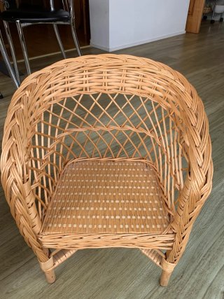 Trona de madera con asiento de anea