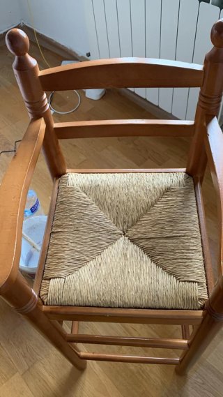 Trona de madera con asiento de anea