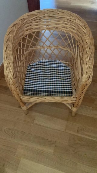 Trona de madera con asiento de anea