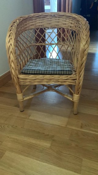 Trona de madera con asiento de anea