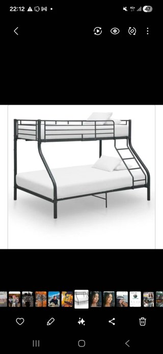 Cama litera metálica negra con colchones