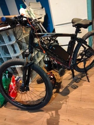 Bicicleta Eléctrica Rockrider colore nero con motore