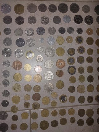 Gran lote de 159 monedas antiguas y extranjeras.