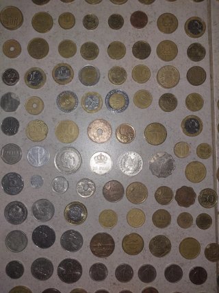Gran lote de 159 monedas antiguas y extranjeras.