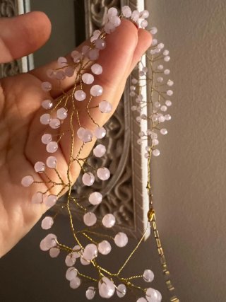Gargantilla choker dorado con abalorios rosas mate