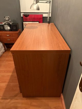 Escritorio de madera con estantería