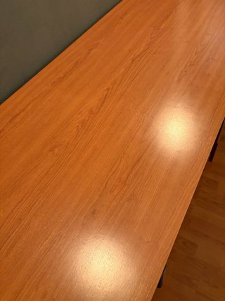 Escritorio de madera con estantería