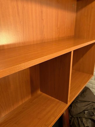 Escritorio de madera con estantería