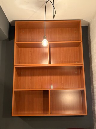 Escritorio de madera con estantería