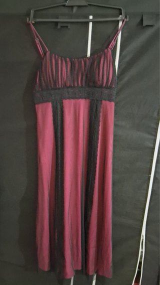 Vestido fucsia con detalles negros