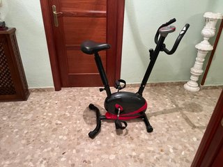 Bicicleta Estática Negra y Roja