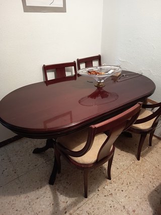 Mesa de comedor ovalada con 4 sillas