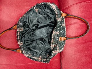 Bolso de tela a cuadros.