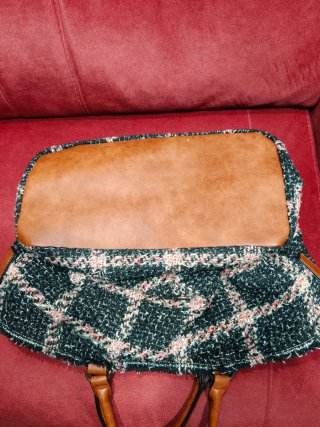 Bolso de tela a cuadros.
