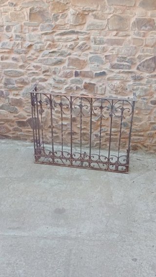 Balcón de forja antiguo