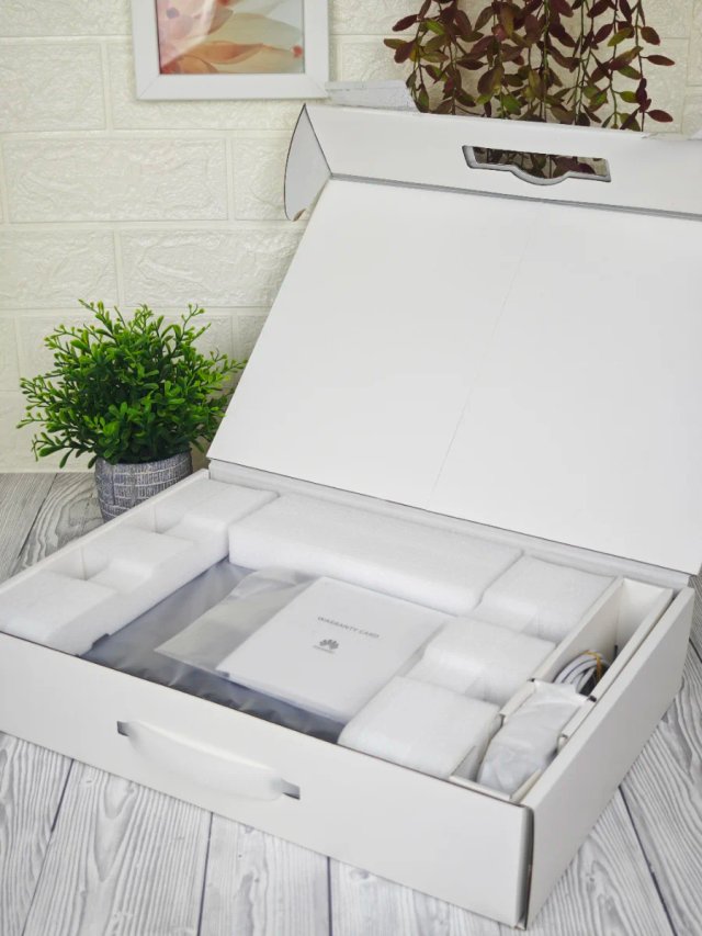 Portátil Huawei MateBook 13 con Caja