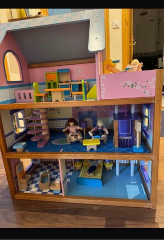 Casita de muñecas de madera