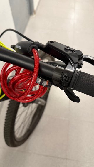 Bicicleta de montaña negra y amarilla