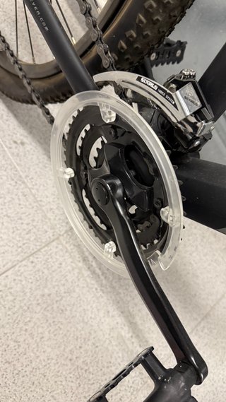 Bicicleta de montaña negra y amarilla